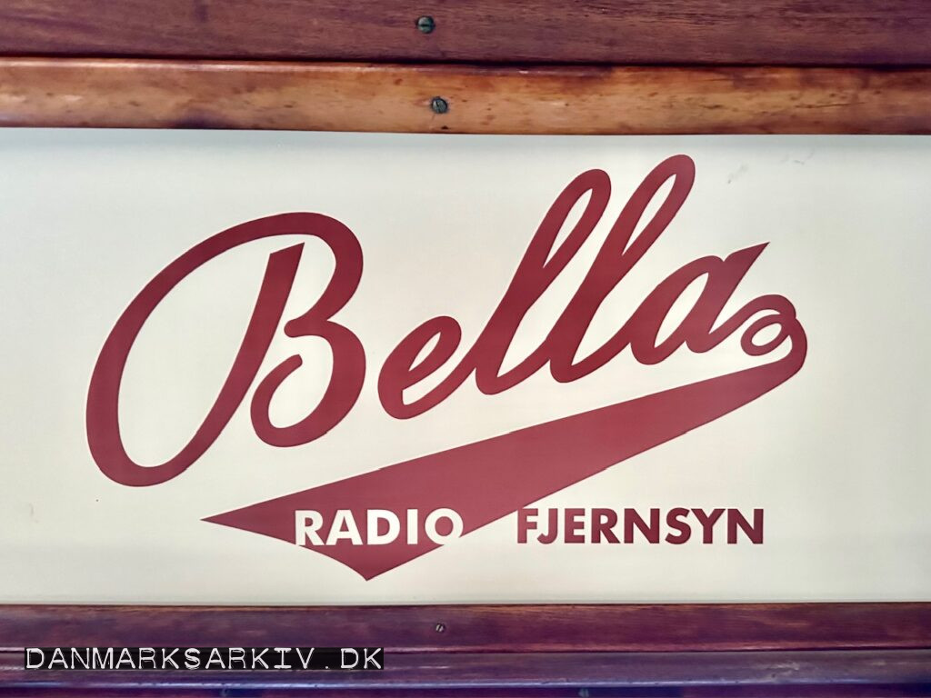 Sporvogns reklame på Sporvognsmuseet Skjoldnæsholm, for Bella Radio og Fjernsyn. Dette får en til at stille spørgsmålstegn ved resten af museets reklamemateriel, da Bella fabrikken var opfundet i forbindelse med TV serien "Krøniken".