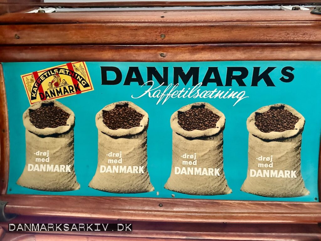 Danmarks Kaffetilsætning - Drøj med Danmark - Sporvognsreklame for Kaffesurrogatfabrikken Danmark