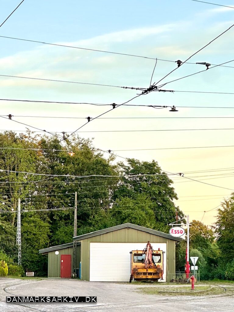 I hjørnet af Sporvognsmuseet Skjoldnæs holm, er der genskabt en Esso benzinstation